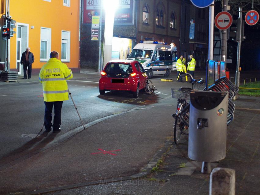 VU Rad gegen PKW Koeln Rath Roesratherstr Eilerstr P08.JPG